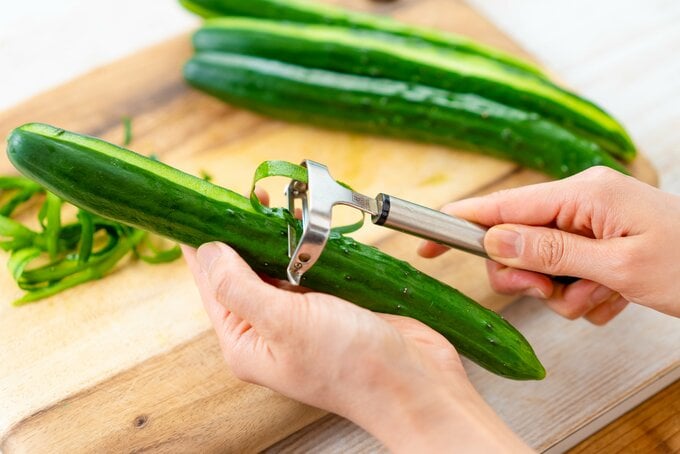 きゅうりの皮を剥く