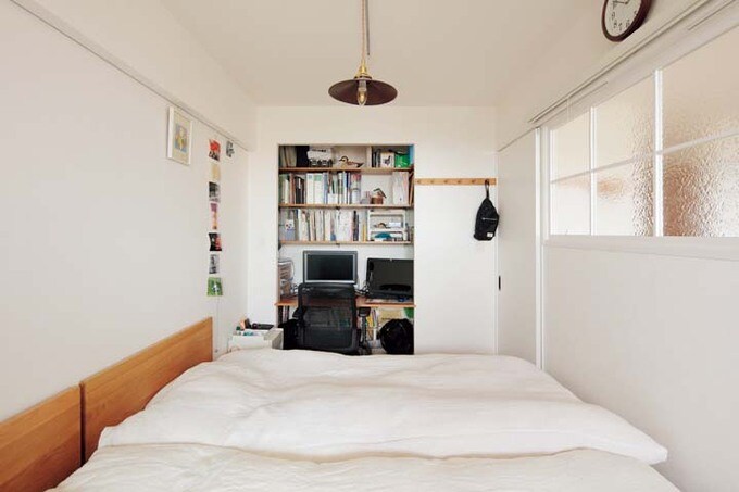 書斎コーナーのある寝室