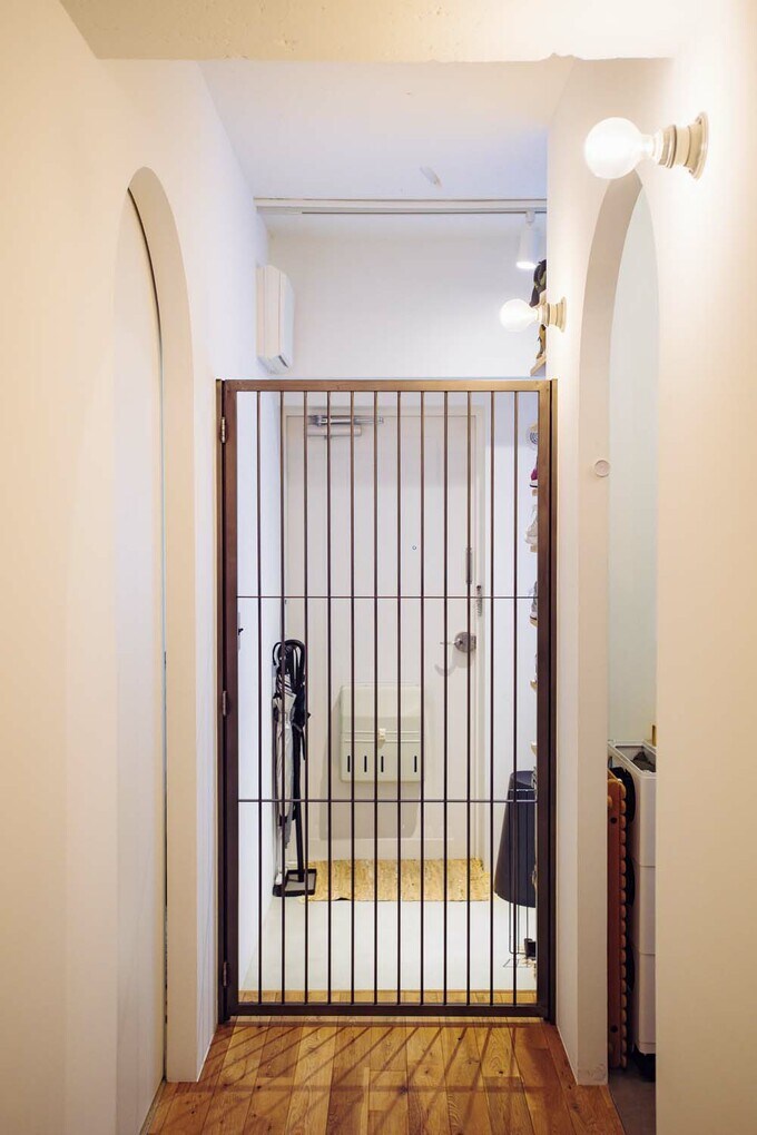 玄関前にゲートを設置