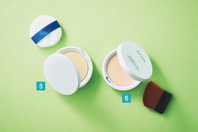 【画像左】トランシーノ薬用UVパウダーEX〈医薬部外品〉SPF50+・PA++++ 11g（第一三共ヘルスケア）／【画像右】ミネラルUVシームレスベール ナチュラルベージュ SPF50・PA++++ 9g（エトヴォス）