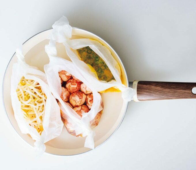 フライパンにモヤシ、卵肉団子