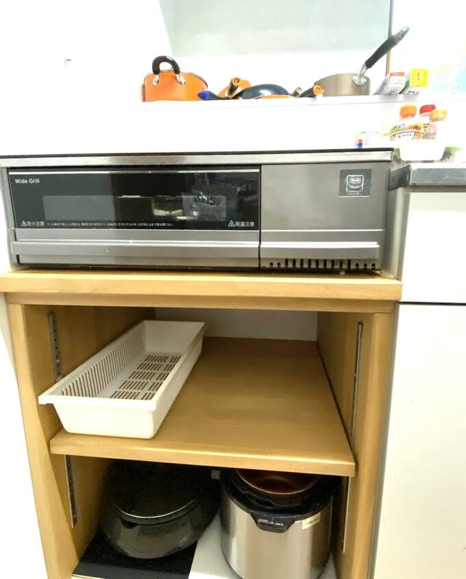 コンロ下に生まれた収納空間