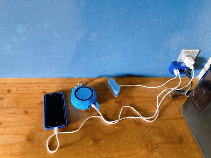 スマホやスピーカーなどのガジェット類を充電