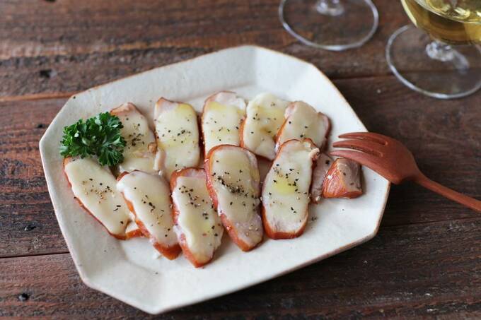 仕上げにブラックペッパーとオリーブオイルをかけた様子