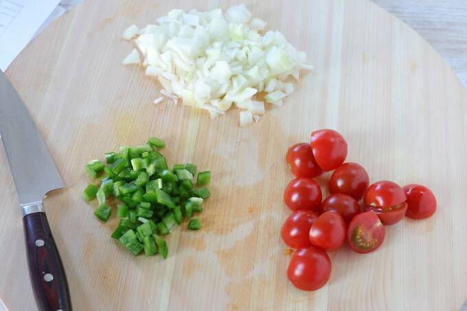 カットしたピーマン、タマネギミニトマト