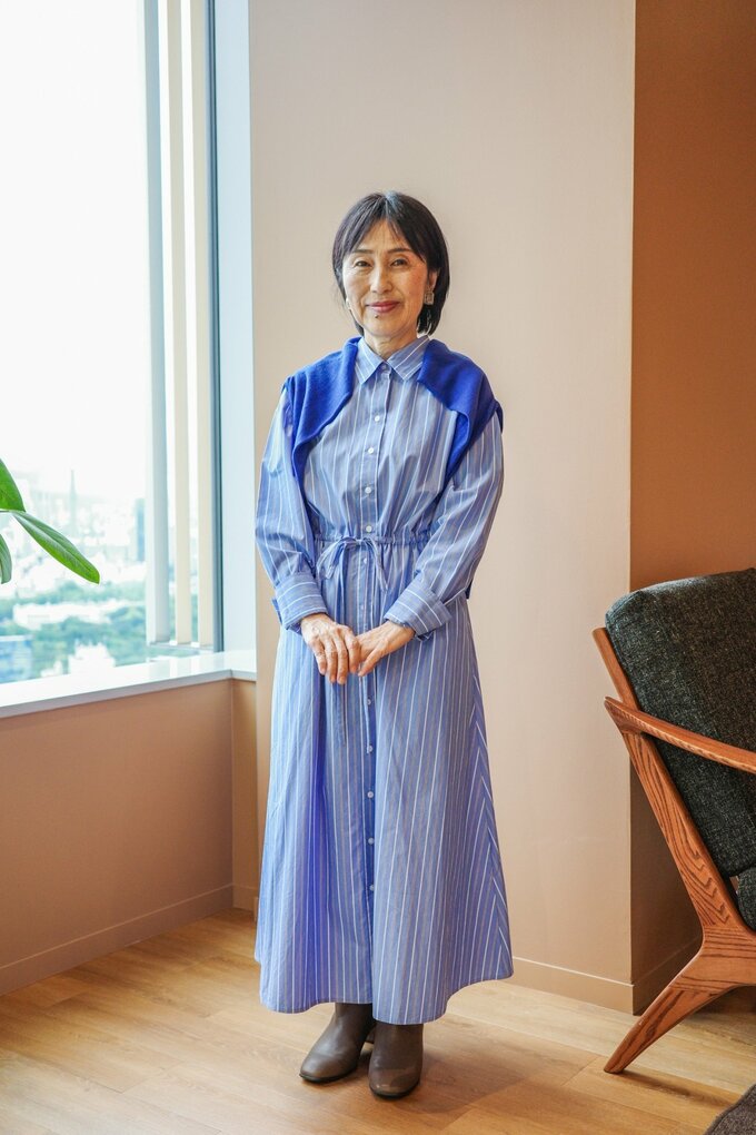 鮮やかカーデの肩掛けでメリハリコーデに