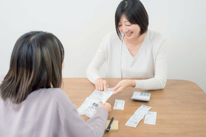 レシート見る女性