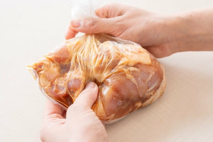 鶏肉を揉みこむ