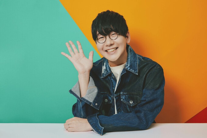 手を振る花江夏樹さん