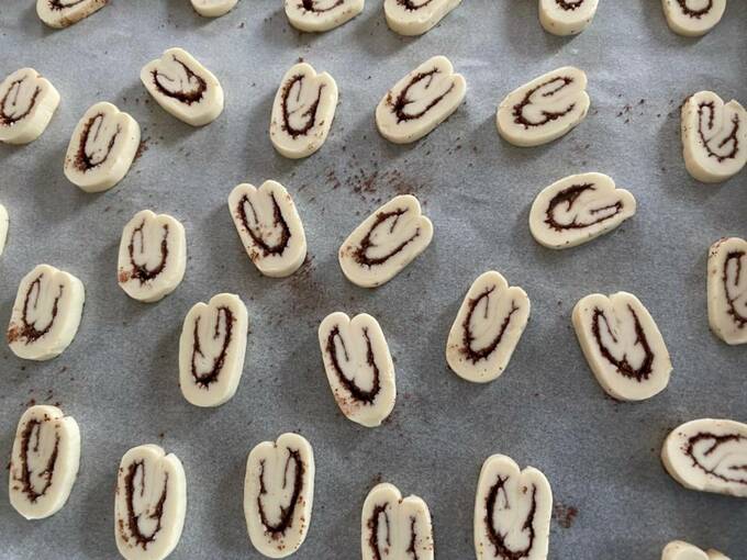 焼く前のハート型チョコパイ