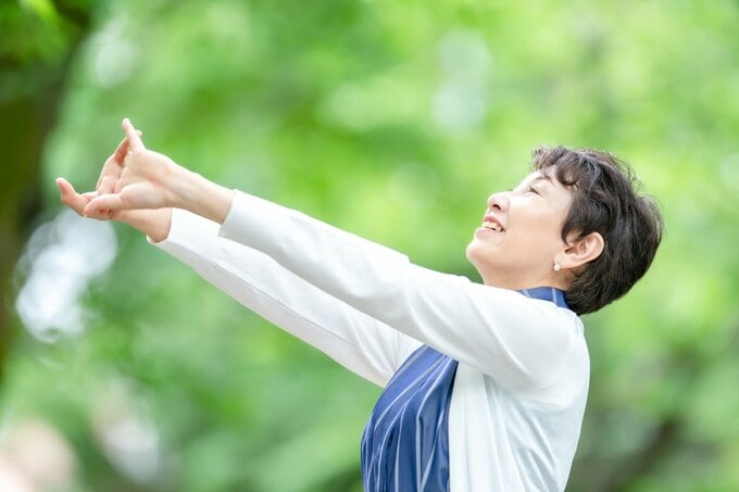 背伸びする女性