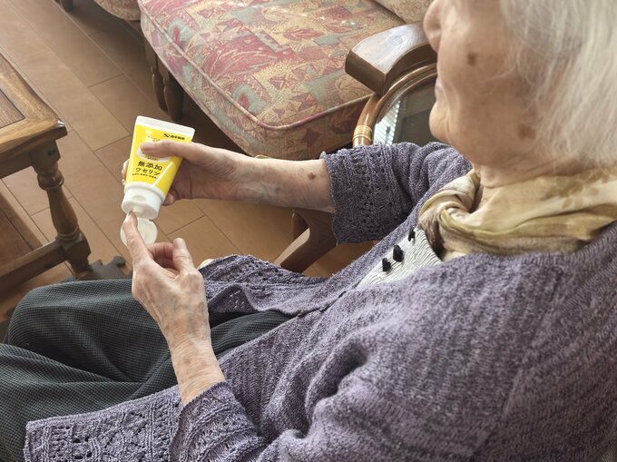 祖母がワセリンを延ばすところ