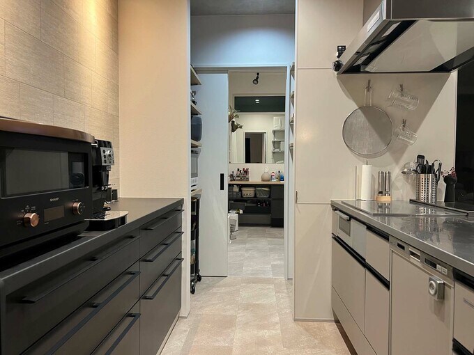 キッチンから洗面所を見る