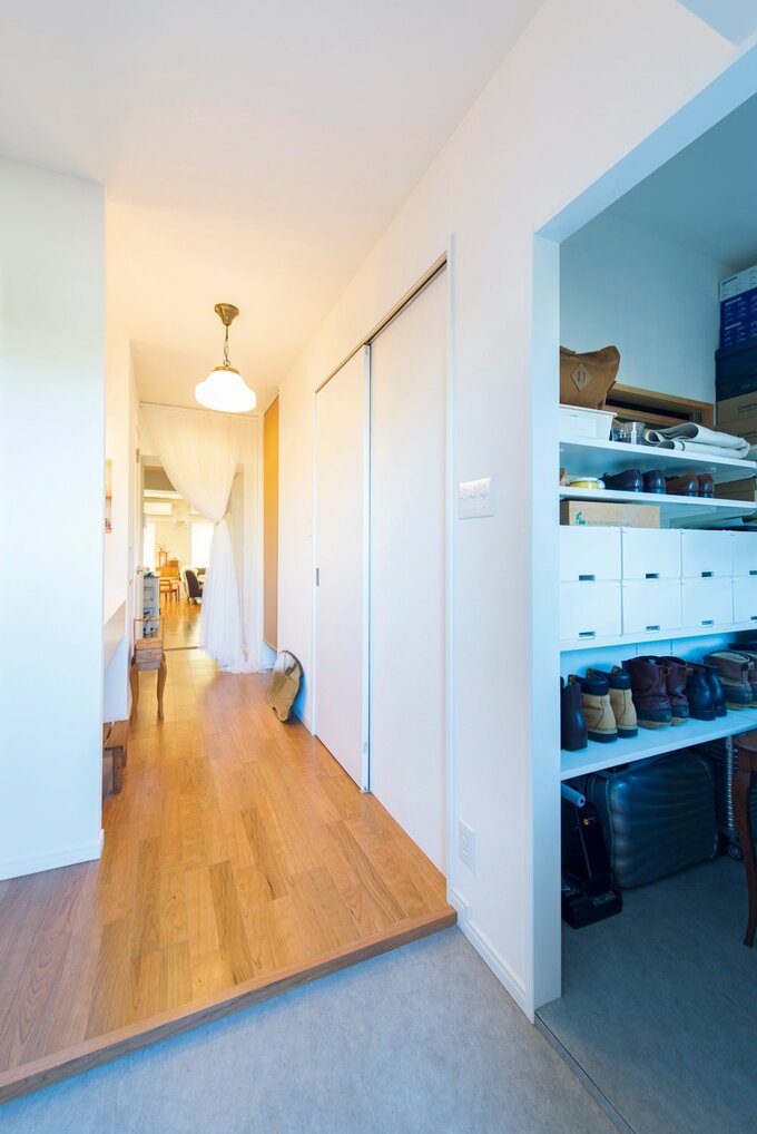 玄関から見た廊下と収納