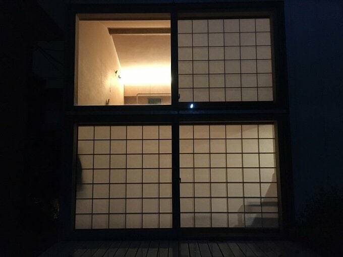 障子を閉めた「スミレアオイハウス」