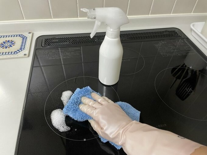 IHコンロをふく様子