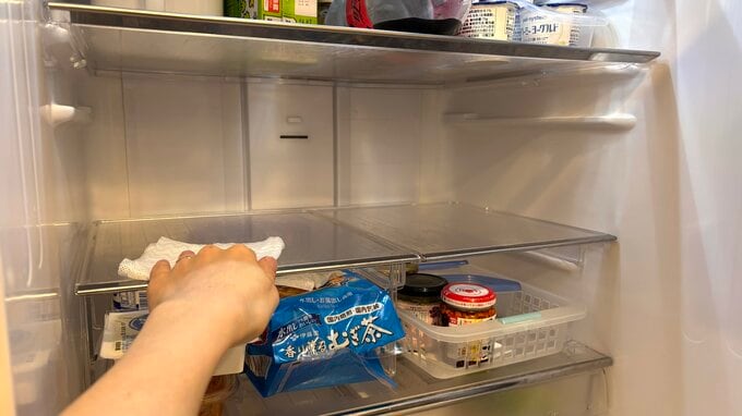 冷蔵庫の棚から食材を取り出す