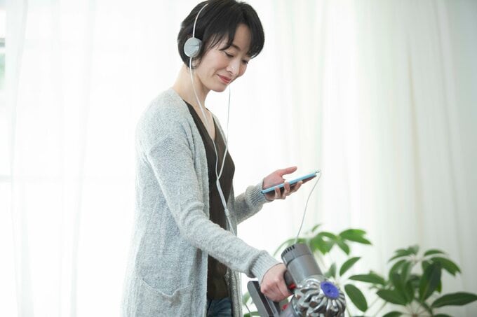 音楽を聴きながら掃除をする女性