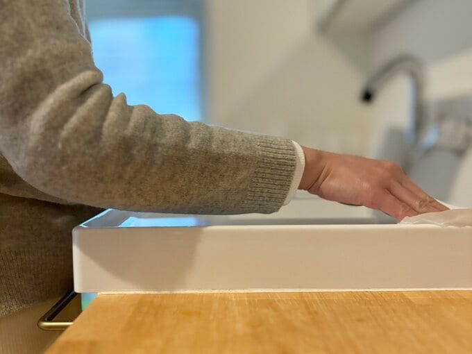 洗面台をふく女性の手元