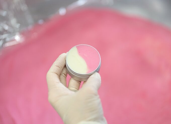 バームを詰める作業