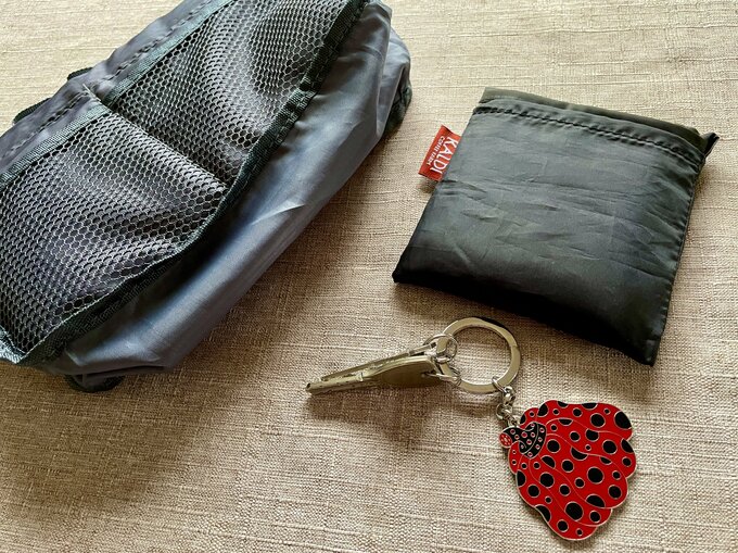 キーホルダーとエコバッグ