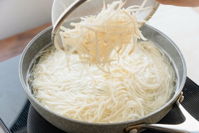 別の鍋に湯（分量外）を沸かし、そうめんを規定時間通りにゆで、残りの30秒でもやしを加え、ザルに上げる。水気を切り、器に盛る。