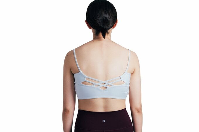 背中が曲がった女性の後ろ姿