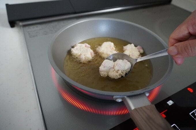 材料を油に入れる