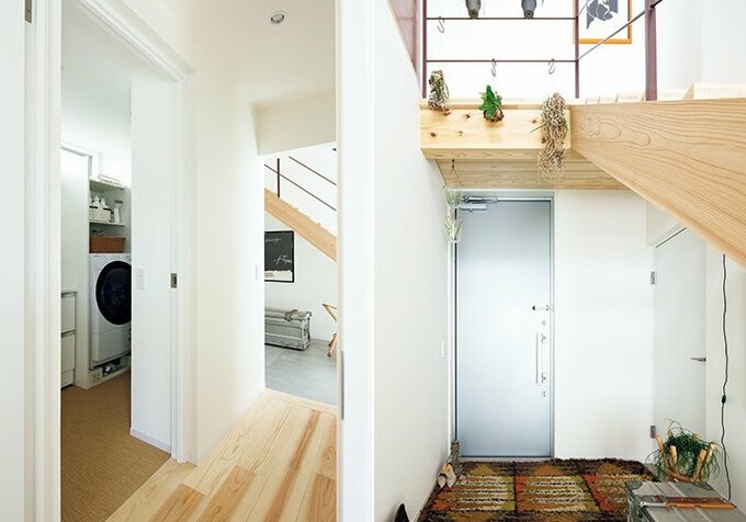 (写真左)1階の洗面・浴室は2世帯共用/(写真右)シューズクローゼットを備えた玄関