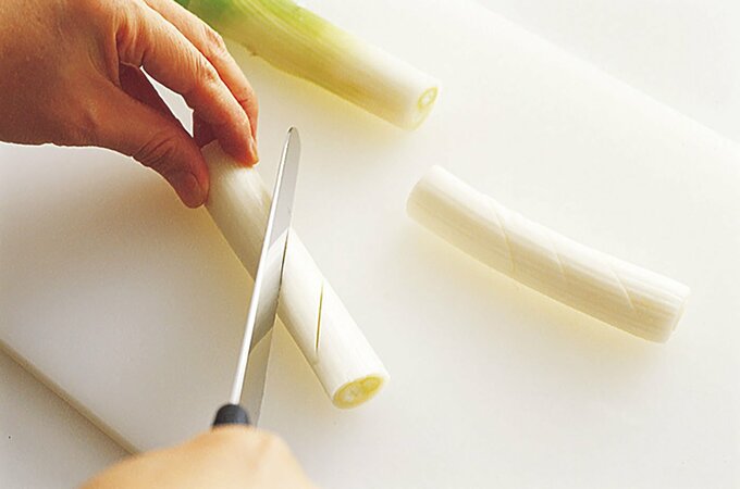 長ネギに切り込みを入れる