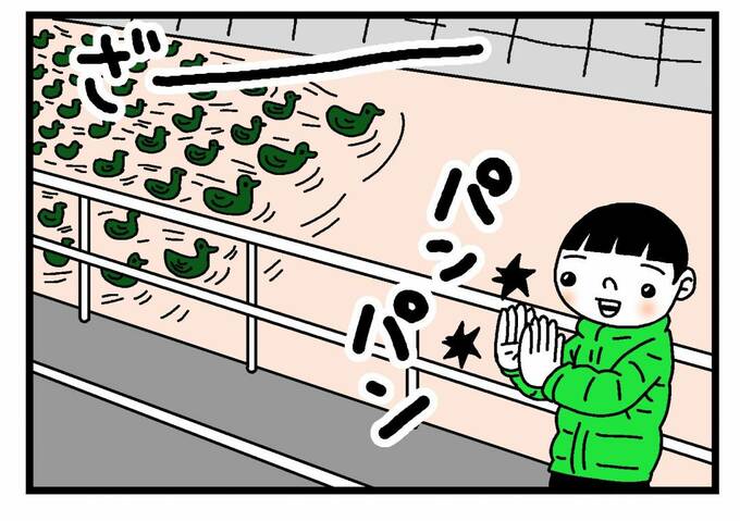 手をたたく男の子