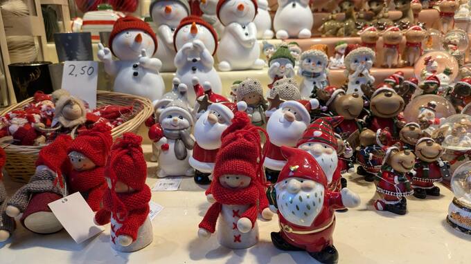 クリスマスマーケットに並ぶ雑貨