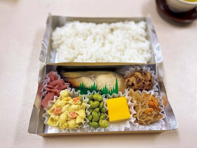 昼食のお弁当スカート