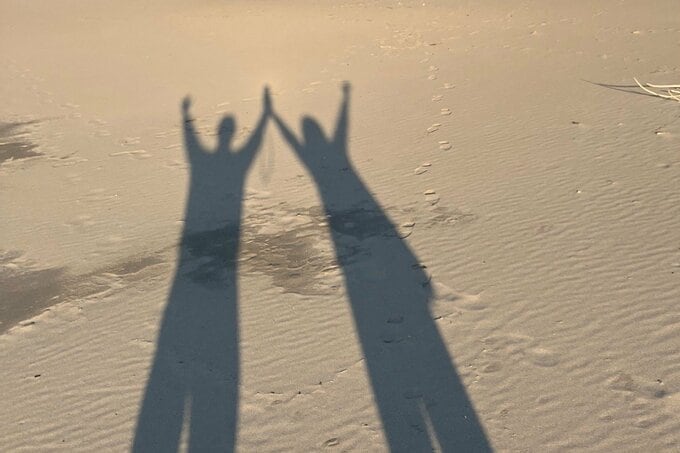 写真：手を取り合うもよし