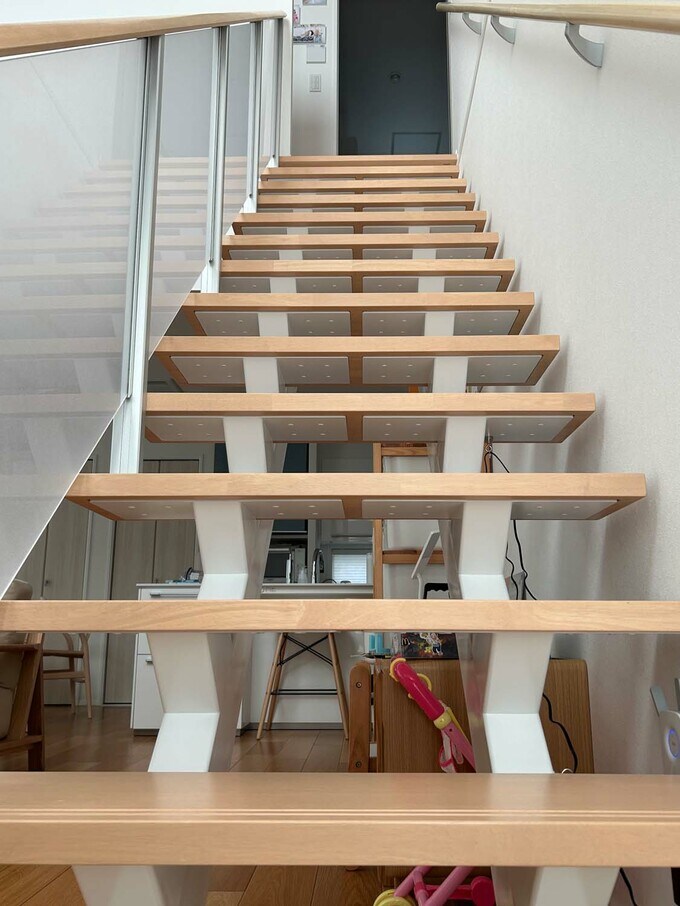 蹴込み板のないオープンな階段