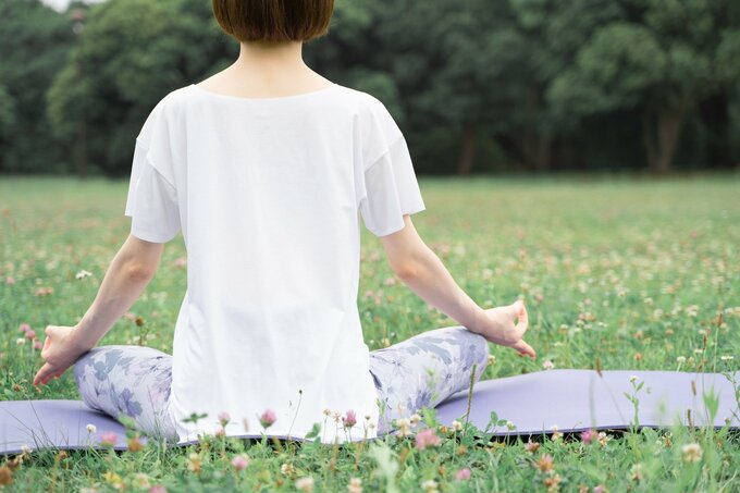瞑想する女性