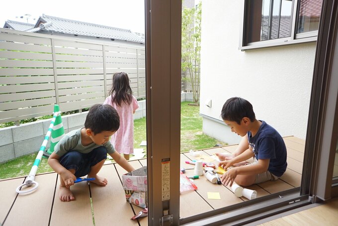 2018年、入居直後の様子。縁側サイズのウッドデッキは子どもたちの遊び場にも