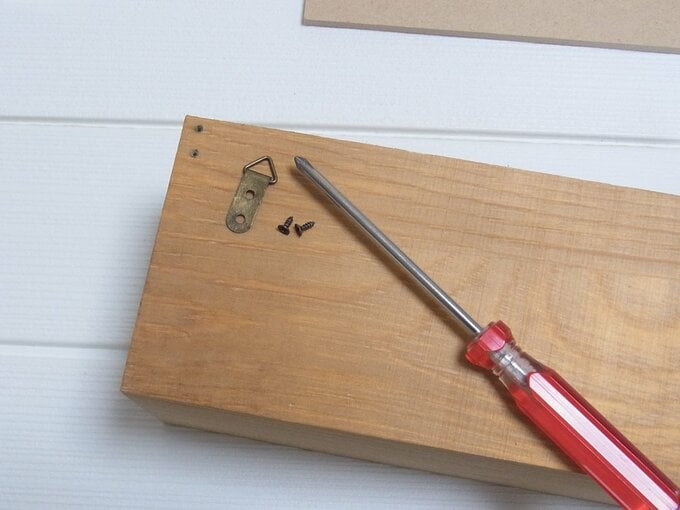 三角吊り金具を外します