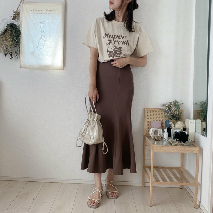 【2日目】ロゴTとマーメイドスカートでトレンドムードたっぷり