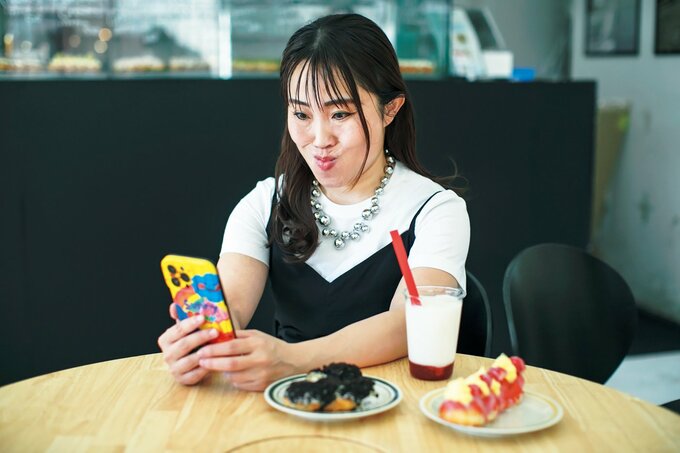 変顔の練習をする女性