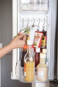 冷蔵庫の扉の内側につっぱり自立しにくい調味料をつるす