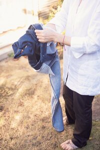 裏返してから、裾を持ち、上下を逆にして物干しザオに干します