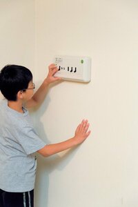 地震発生後のキッチンで火の元を確認