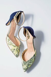 レディなフォルムがボタニカル柄をリッチに格上げ