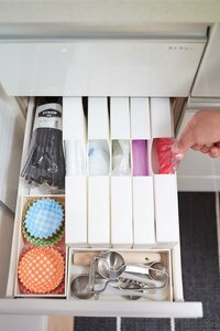 袋類は種類別に専用ケースに。片手で出せてラクラク