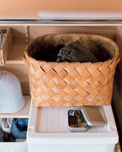 修繕待ちの服をカゴに入れ裁縫セットの近くに