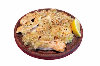節約食材とは思えないウマさ。ゴマ油香る、笠原将弘さんの「鶏胸肉のタン塩風」レシピ