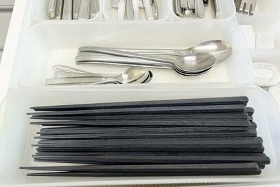 「服は年間15着でOK、箸は全部同じでいい」片付け上手の捨ててよかった日用品7つ