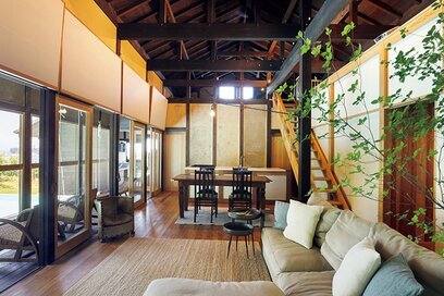 江の島を望む、伝統構法で建てた癒やしの住まい。民泊施設にも子ども部屋にもなる離れも