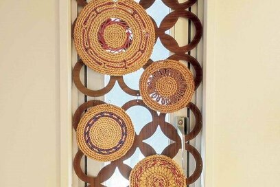 70代の母から受け継いだ「思い出」の品。鍋敷きはインテリアとして飾る